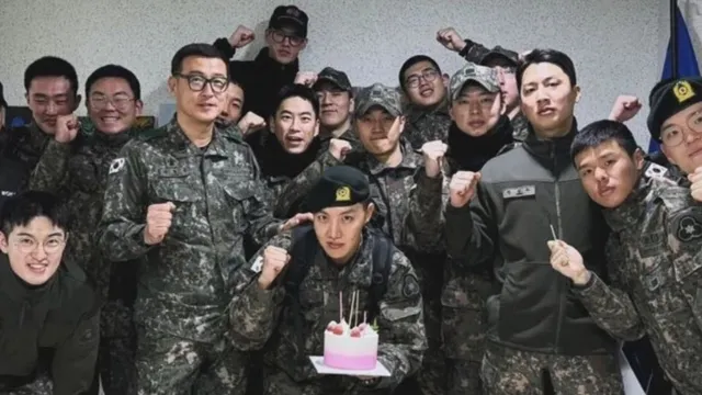 bts-jhope-wins-big-at-strong-army-warrior-contest-poses-with-military-buddies-photos